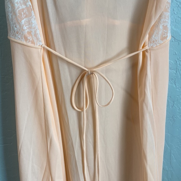 VINTAGE PEIGNOIT SET—FLORAL LACE ROBE AND NIGHTGOWN, PEACH NYLON LINGERIE SET - Picture 9 of 13